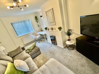 Spacious & Comfortable 3-Bed Home - Private Drive - 0