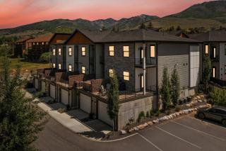 Modern ski and lake home with private hot tub Entire home in Eden - 9