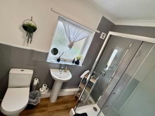 Spacious & Comfortable 3-Bed Home - Private Drive - 7