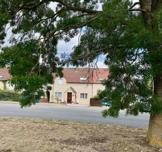 Spacious & Comfortable 3-Bed Home - Private Drive - 3