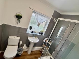 Spacious & Comfortable 3-Bed Home - Private Drive - 2