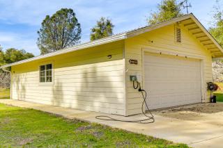 Private Lake, Hot Tub and EV Charger Mariposa Home! - 5