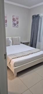 Classy 2 bedroom in Halfway Gardens - 3