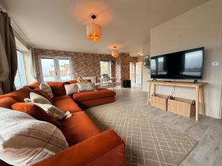 Luxury 2bed Sleeps 4 Flat Nr White Rose w Free Parking, Desks and Fast WiFi - 0