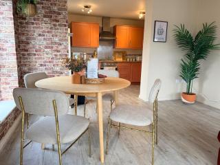 Luxury 2bed Sleeps 4 Flat Nr White Rose w Free Parking, Desks and Fast WiFi - 7
