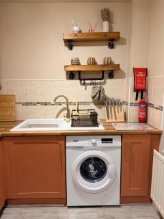 Luxury 2bed Sleeps 4 Flat Nr White Rose w Free Parking, Desks and Fast WiFi - 5