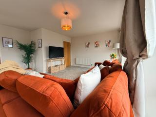 Luxury 2bed Sleeps 4 Flat Nr White Rose w Free Parking, Desks and Fast WiFi - 3