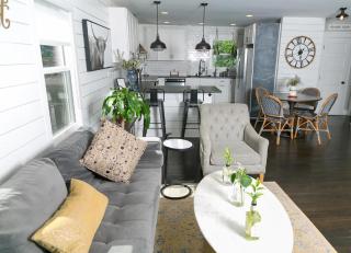 Downtown Queen Bed Comfort & Style Shared Bathroom & Lounge - 0