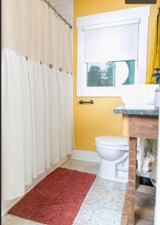 Downtown Queen Bed Comfort & Style Shared Bathroom & Lounge - 9