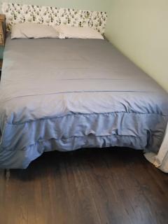 Downtown Queen Bed Comfort & Style Shared Bathroom & Lounge - 7