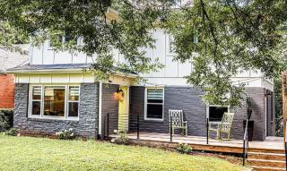 Downtown Queen Bed Comfort & Style Shared Bathroom & Lounge - 5