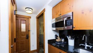1116 Lodge At Spruce Peak Ski In Ski In Ski Out King Studio By Stowe Mountain Rentals - 1