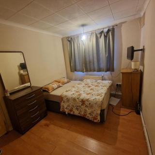 Double Room in a Shared Ground Floor' Apartment - 1