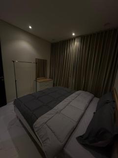 Modern & Close to Airport Apartment مسكن عصري بالقرب من المطار غرفة و صالة - 1