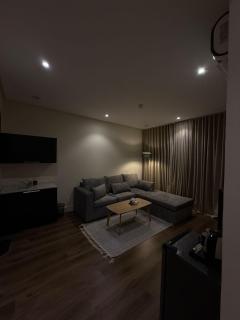 Modern & Close to Airport Apartment مسكن عصري بالقرب من المطار غرفة و صالة - 0