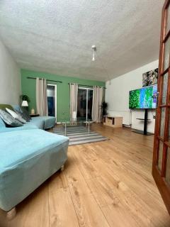 Bright 3-Bed Home for Professional Stays - 0