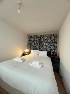 Bright 3-Bed Home for Professional Stays - 5