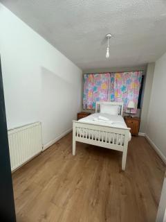 Bright 3-Bed Home for Professional Stays - 4