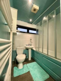 Bright 3-Bed Home for Professional Stays - 2