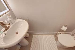 Charming Mississauga Getaway - 3