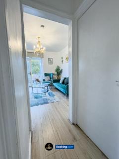 Cosy central Apt with Private Balcony by LS2G Stay Greater London - 6
