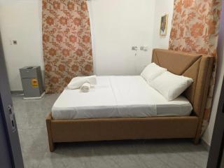 Private en - suite room near airport - 1