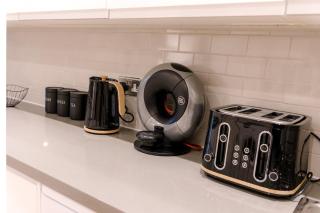 Modern 3-Bedroom Apartment with Garden Near Cardiff City Centre - 3