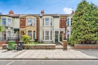 Selby House - Large 3 Bed Home in Portsmouth - 0