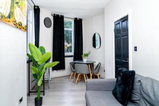 2BD, Ocean Terminal, Tram to Airport, Sleeps 4 - 9