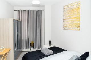 2BD, Ocean Terminal, Tram to Airport, Sleeps 4 - 7