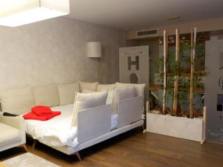 Luxury 2BR Spacious & Stylish with Patio near Metro - 3