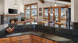 STOWE GLOBE 4 BEDROOM LUXURY CABIN SKI IN SKI OUT By Stowe Mountain Rentals - 4