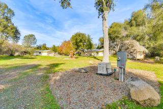 Private Lake, Hot Tub and EV Charger Mariposa Home! - 4