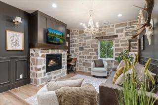 The Moose Room - Newly Built 2B2B Midway Loft - 0