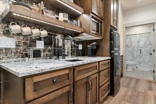 The Moose Room - Newly Built 2B2B Midway Loft - 7