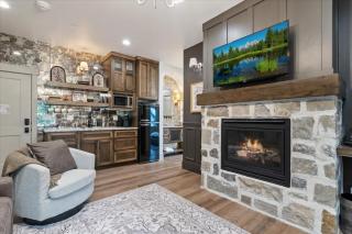 The Moose Room - Newly Built 2B2B Midway Loft - 3