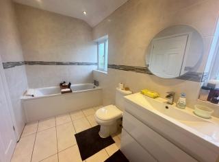 Spacious Luxury Double Room in Croydon King Bed - 5