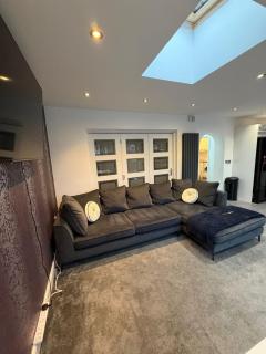 Modern 5 Bedroom Home in Solihull - Entire House - Garden - Contractors - Relocators - Family - NEC - BHX -Sleeps 9 - 3