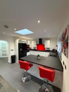Modern 5 Bedroom Home in Solihull - Entire House - Garden - Contractors - Relocators - Family - NEC - BHX -Sleeps 9 - 7