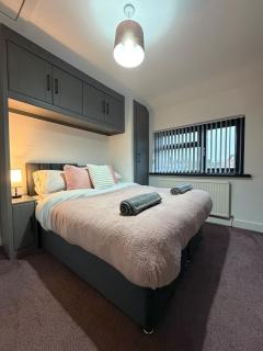 Modern 5 Bedroom Home in Solihull - Entire House - Garden - Contractors - Relocators - Family - NEC - BHX -Sleeps 9 - 7