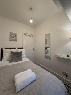 Modern 5 Bedroom Home in Solihull - Entire House - Garden - Contractors - Relocators - Family - NEC - BHX -Sleeps 9 - 5