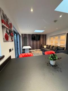 Modern 5 Bedroom Home in Solihull - Entire House - Garden - Contractors - Relocators - Family - NEC - BHX -Sleeps 9 - 4