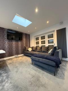 Modern 5 Bedroom Home in Solihull - Entire House - Garden - Contractors - Relocators - Family - NEC - BHX -Sleeps 9 - 1