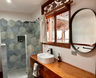 Bocas Beachfront Lodge Spacious Corner King Suite Ocean View Sand Level - 7