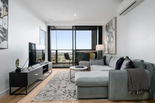 Luxury Sky-high Apt w Stunning Views & Parking - 0