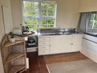 Simple Cabin, Kuaotunu - Peaceful, Affordable Stay - 2