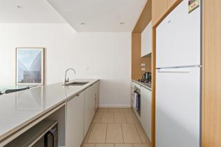 Urban Noir - Sleek Retreat near Sydney Uni & Markets - 8