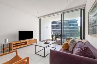 Urban Noir - Sleek Retreat near Sydney Uni & Markets - 5