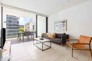 Urban Noir - Sleek Retreat near Sydney Uni & Markets - 4