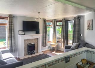 Athelington Hall Farm Lodges - 4